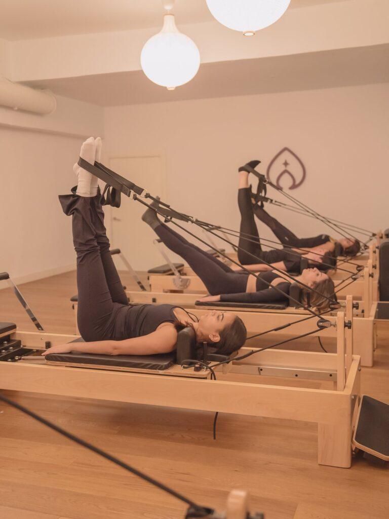 Sesión de pilates reformer con trabajo de respiración en Madrid