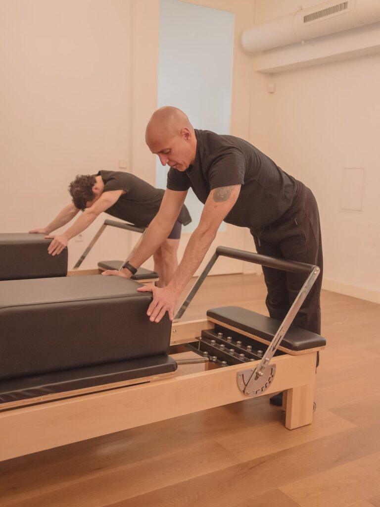 Trabajo de hombro guiado sobre el reformer en Pinar Pilates Madrid